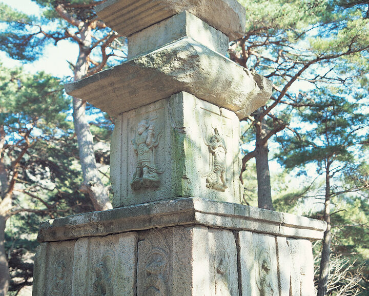 동 삼층석탑의 기단부와 탑신부 조각상