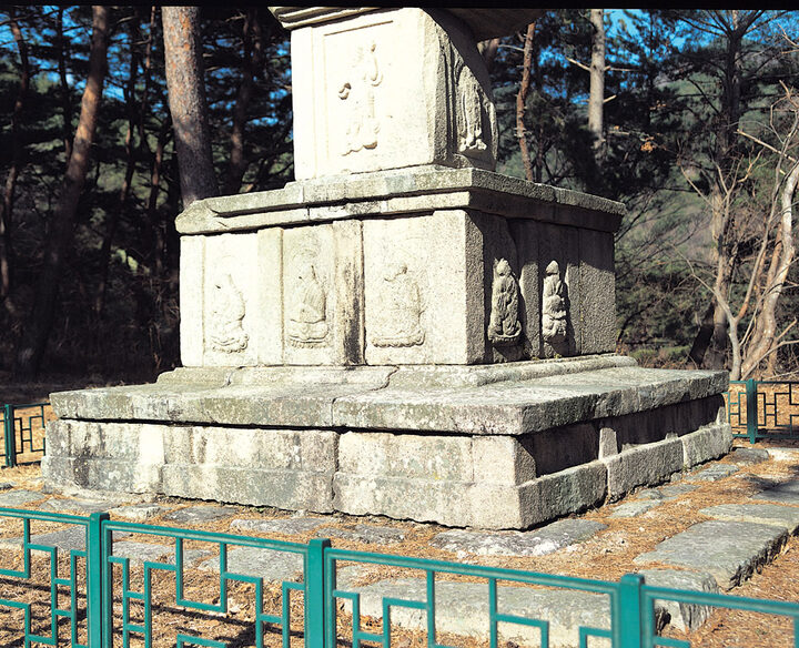서 삼층석탑의 기단부와 탑신부 조각상