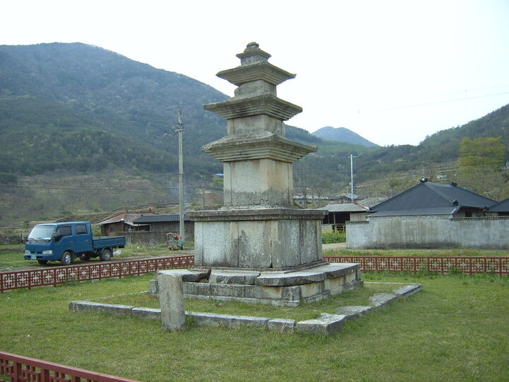 산청 단속사지 서 삼층석탑