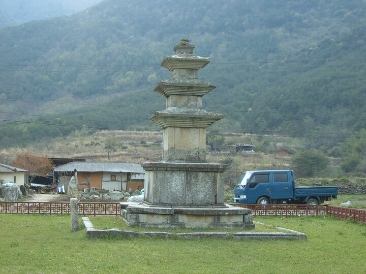 산청 단속사지 서 삼층석탑