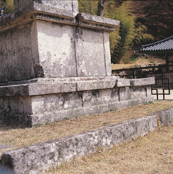 상·하층 기단부