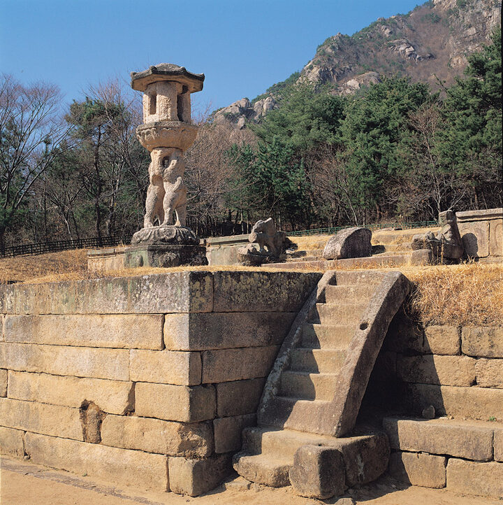영암사지 석축 중앙부의 돌출대 및 쌍사자석등