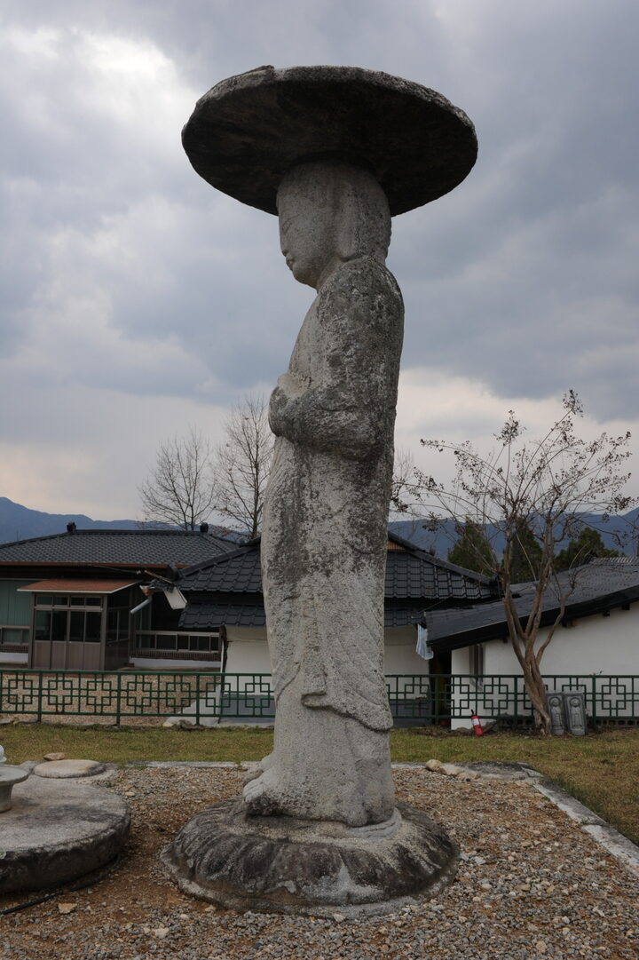 거창 양평리 석조여래입상(촬영:문화재청)