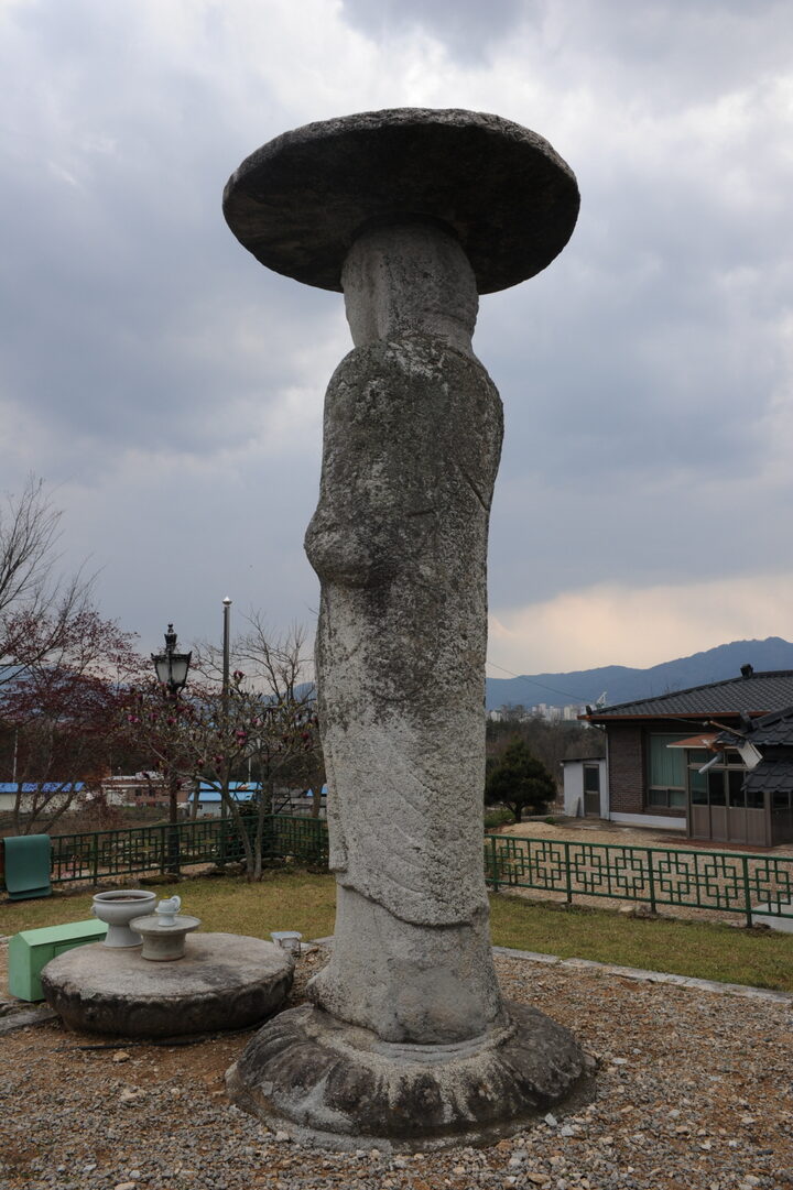 거창 양평리 석조여래입상(촬영:문화재청)
