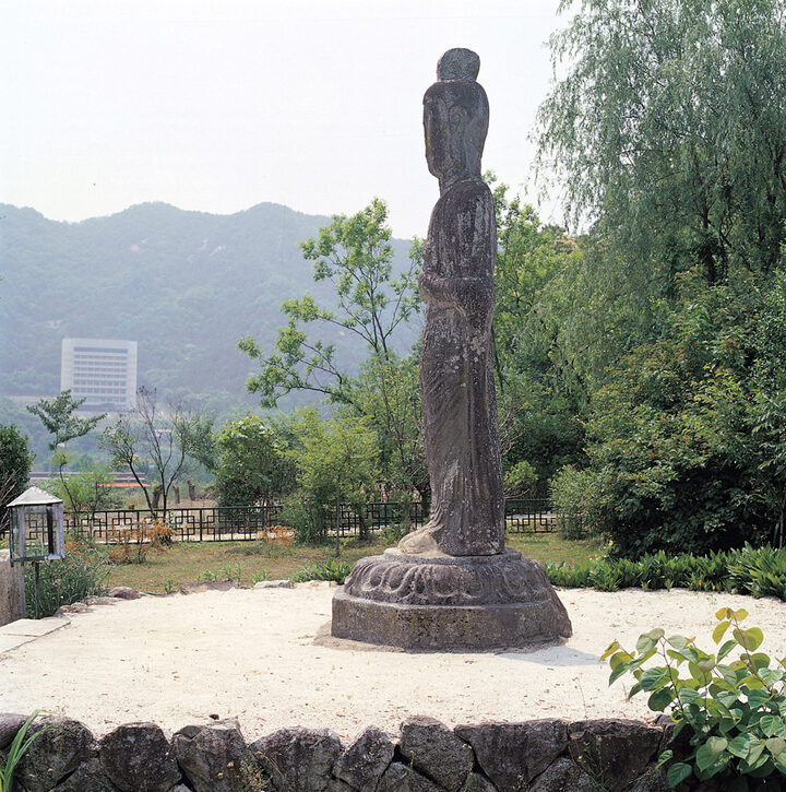 관음입상 전체 좌측면 향
