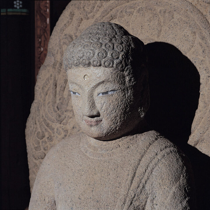 여래좌상의 조화로운 얼굴 모습