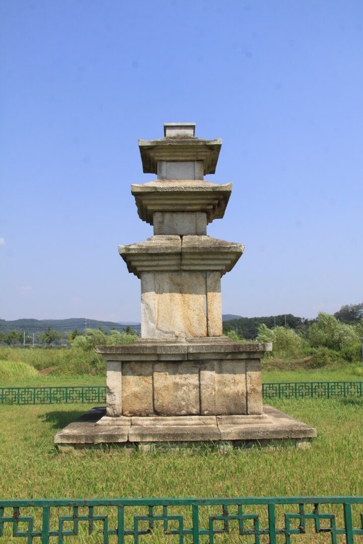 경주 미탄사지 삼층석탑 서측방향