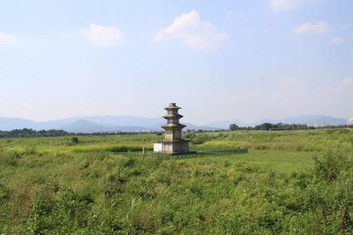 경주 미탄사지 삼층석탑 전경