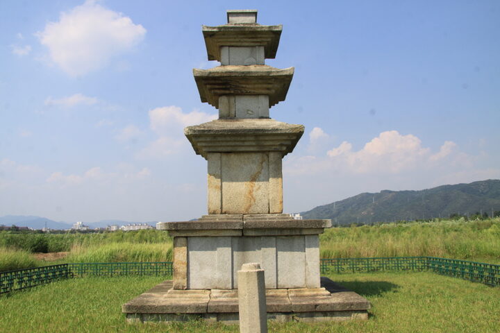 경주 미탄사지 삼층석탑 정면
