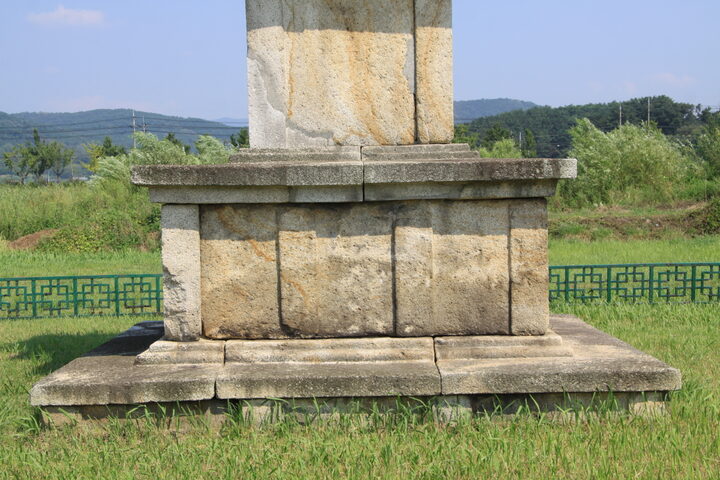 경주 미탄사지 삼층석탑 기단부