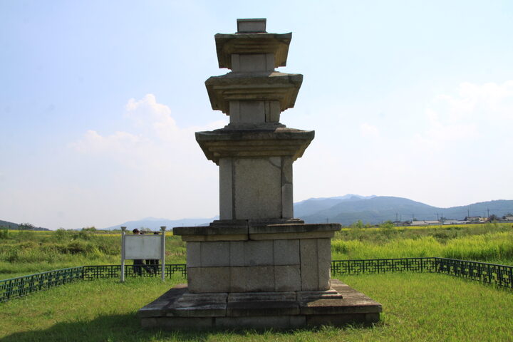 경주 미탄사지 삼층석탑 배면