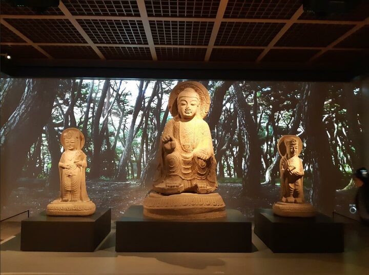 보물 경주 남산 장창곡 석조미륵여래삼존상(국립경주박물관 전시 모습).