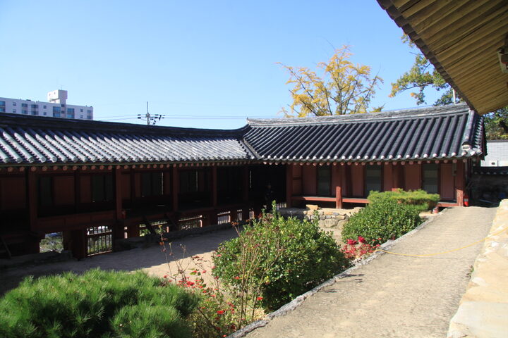 안성향교 풍화루 배면 및 서재