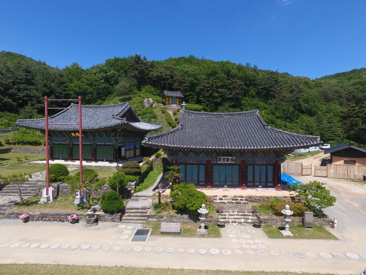 세종 비암사 극락보전 전경