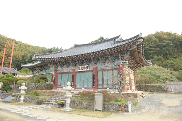 세종 비암사 극락보전 옆면