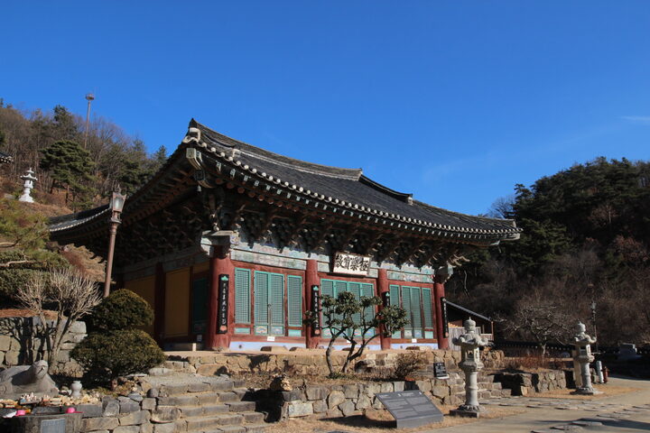 세종 비암사 극락보전 옆면