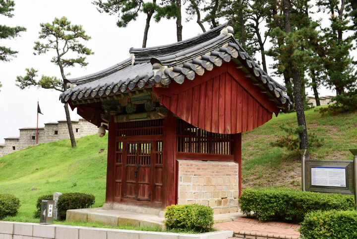 수원 창성사지 진각국사탑비_비각 전경2 (촬영년도 : 2015년)
