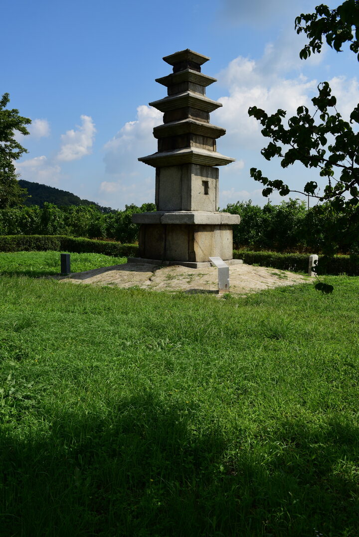안성 봉업사지 오층석탑_정측면 (촬영년도 : 2015년)