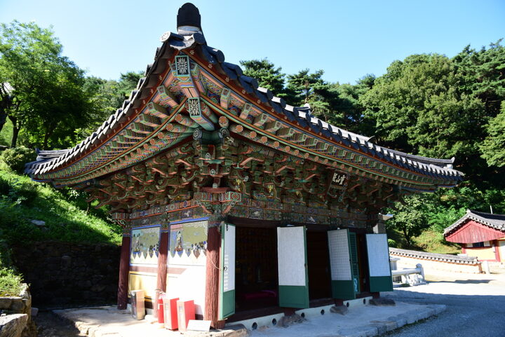 안성 석남사 영산전_좌측 전경 (촬영년도 : 2015년)