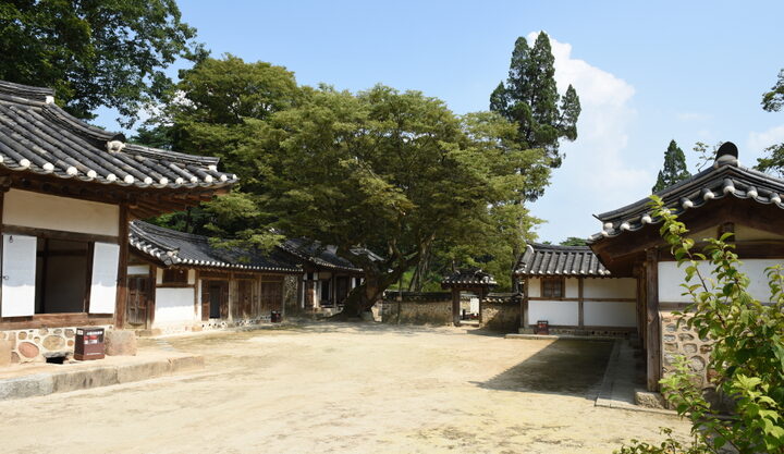 여주 효종 영릉재실_마당전경 (촬영년도 : 2015년)