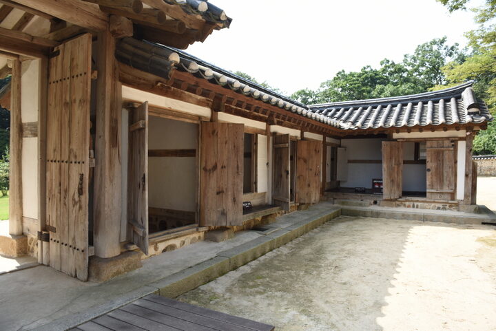 여주 효종 영릉재실_출입구 우행랑채 (촬영년도 : 2015년)