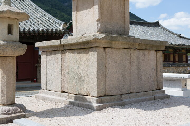 밀양 표충사 삼층석탑_기단 (촬영년도 : 2015년)