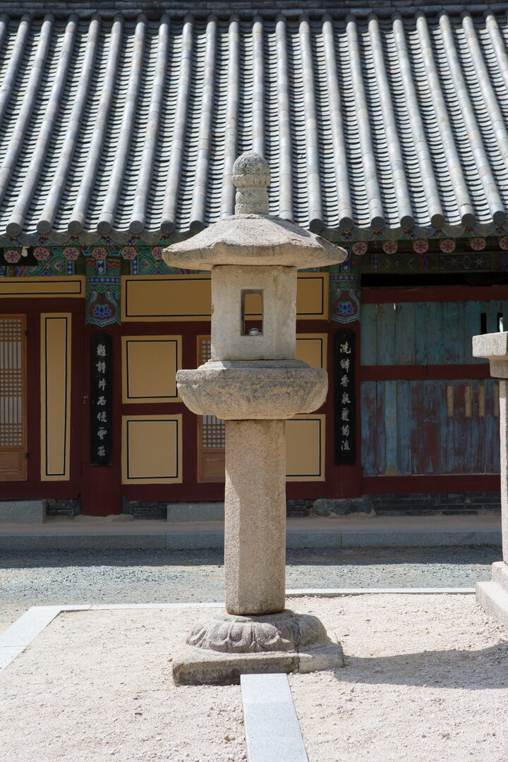 밀양 표충사 삼층석탑_석등 (촬영년도 : 2015년)