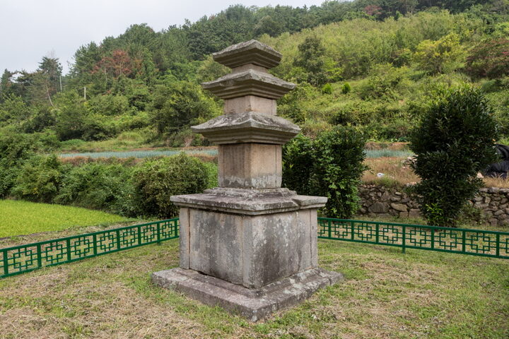 밀양 숭진리 삼층석탑_측면 (촬영년도 : 2015년)