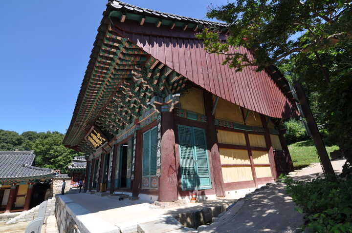 공주 갑사 대웅전 우측면