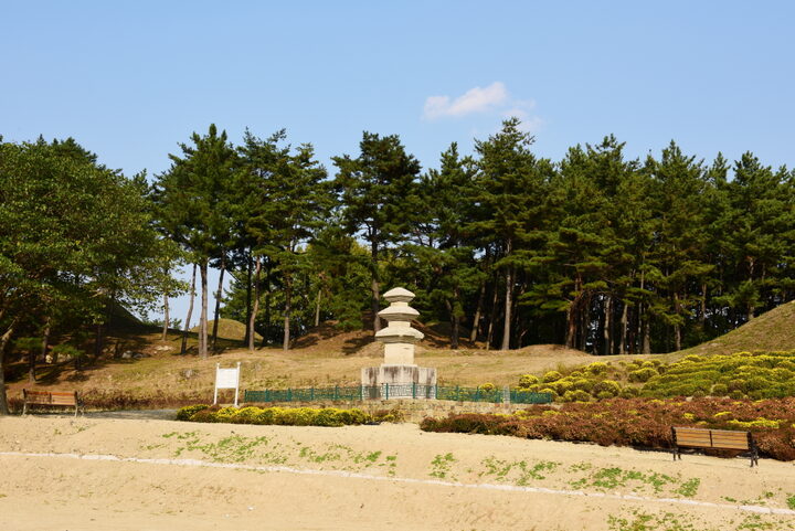 경주 서악동 삼층석탑_원경 (촬영년도 : 2015년)