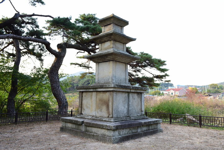 경주 효현동 삼층석탑_측면 전경  (촬영년도 : 2015년)