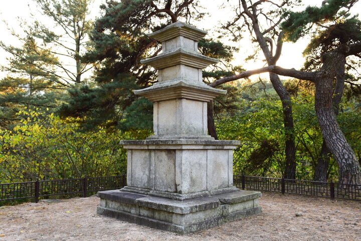 경주 효현동 삼층석탑_측면  (촬영년도 : 2015년)