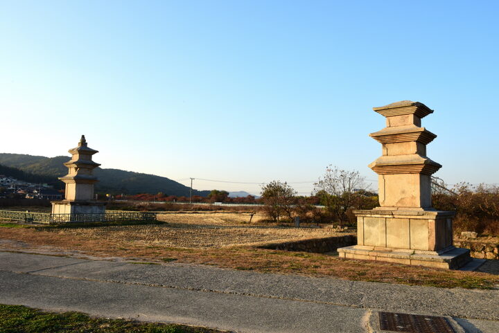 경주 천군동 동·서 삼층석탑_전경 (촬영년도 : 2015년)