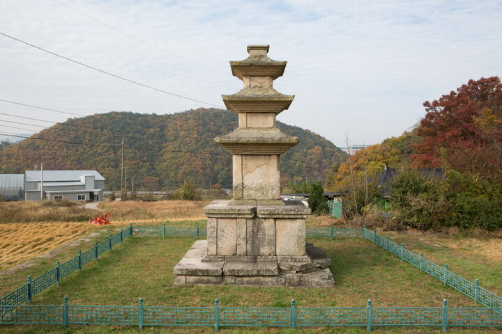경주 용명리 삼층석탑_전경 (촬영년도 : 2015년)