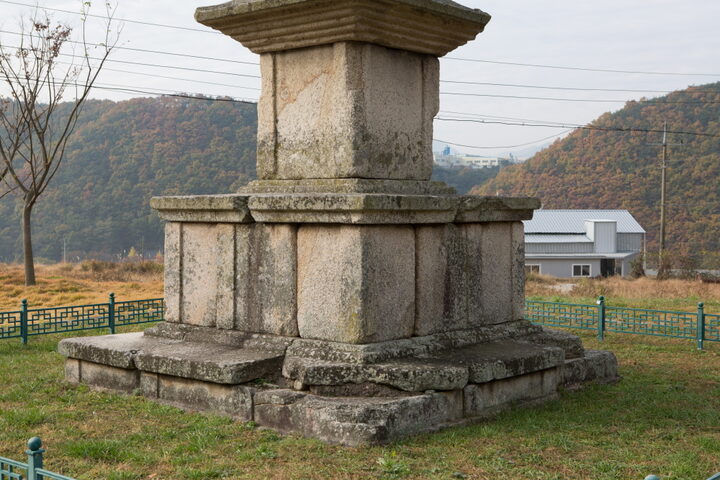 경주 용명리 삼층석탑_상대석 (촬영년도 : 2015년)