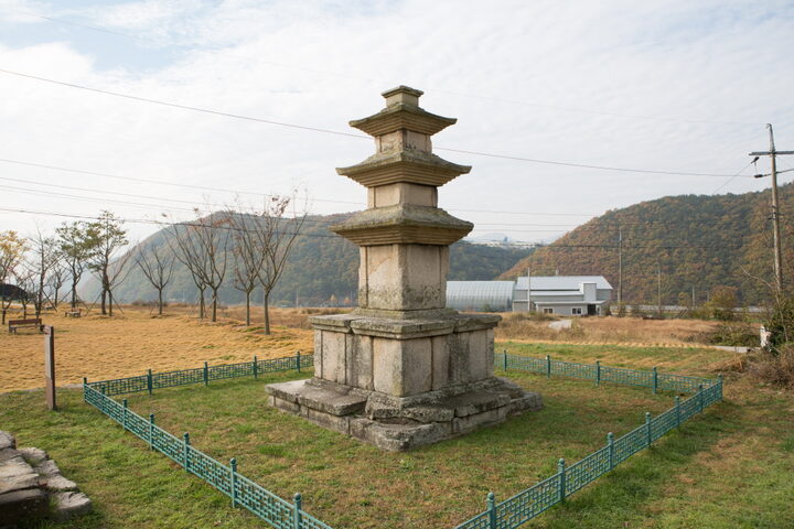 경주 용명리 삼층석탑_측면 (촬영년도 : 2015년)
