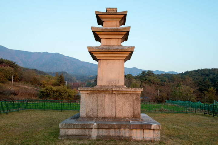 경주 마동 삼층석탑_정면 (촬영년도 : 2015년)