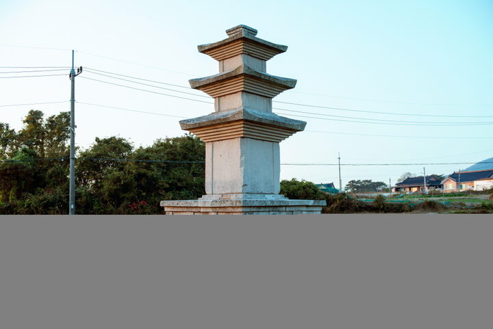 경주 마동 삼층석탑_측면 (촬영년도 : 2015년)