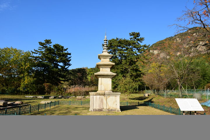 경주 남산 천룡사지 삼층석탑_전경 (촬영년도 : 2015년)