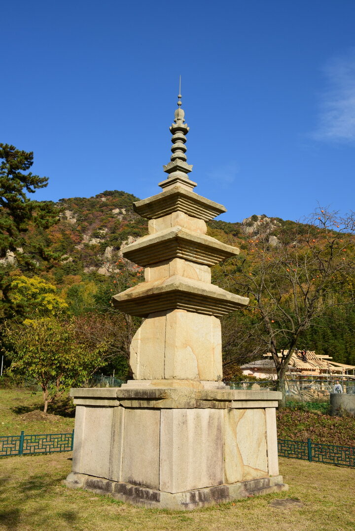 경주 남산 천룡사지 삼층석탑_측면 (촬영년도 : 2015년)