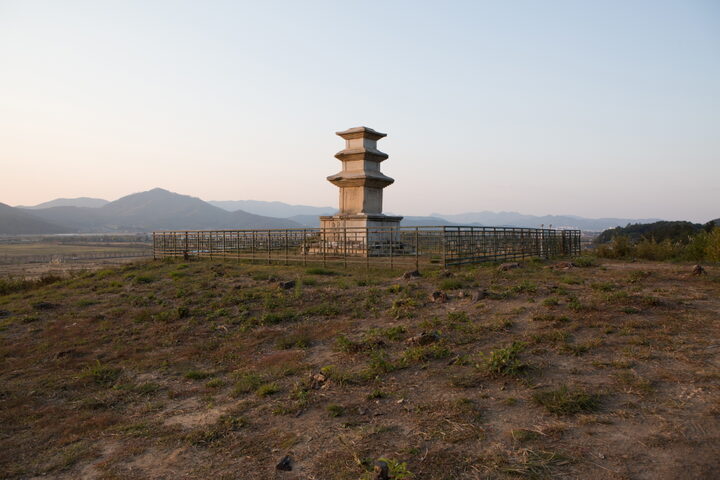 경주 남산 창림사지 삼층석탑_원경 (촬영년도 : 2015년)