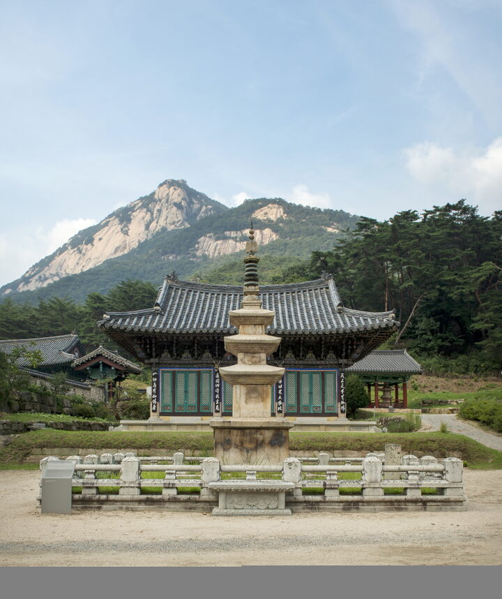 문경 봉암사 삼층석탑_대웅전 앞에서 본 삼층석탑 (촬영년도 : 2015년)