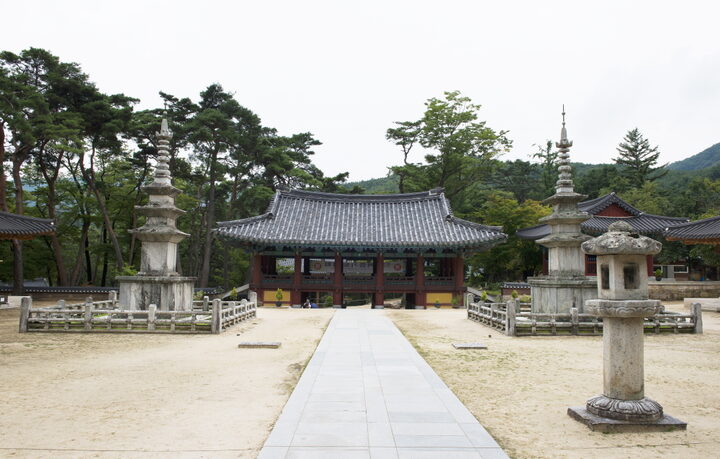 문경 도천사지 동·서 삼층석탑_대웅전에서 바라 본 동탑과 서탑 (촬영년도 : 2015년)