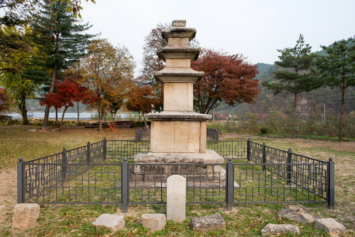 봉화 서동리 동·서 삼층석탑_서탑 정면 (촬영년도 : 2015년)