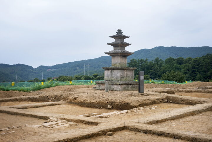 성주 법수사지 삼층석탑_원경 (촬영년도 : 2015년)