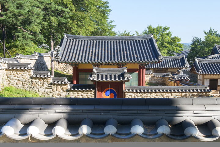 영주 소수서원 문성공묘_담장 너머로 본 문성공묘 (촬영년도 : 2015년)