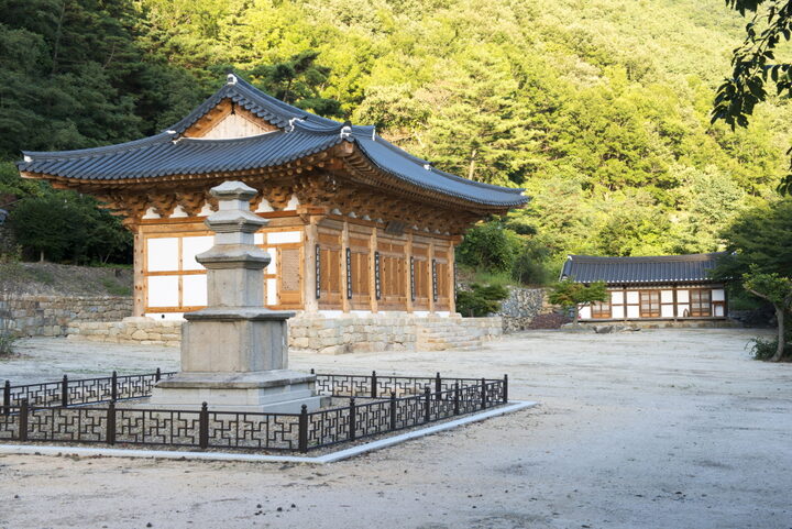 영천 화남리 삼층석탑_원경 (촬영년도 : 2015년)