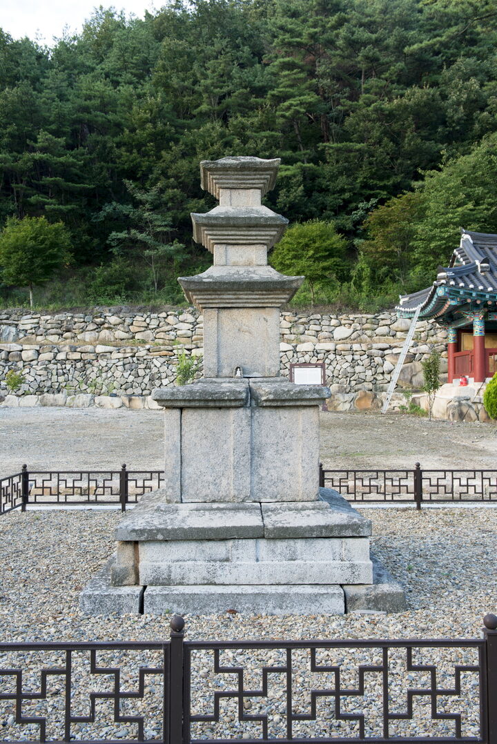 영천 화남리 삼층석탑_정면 (촬영년도 : 2015년)