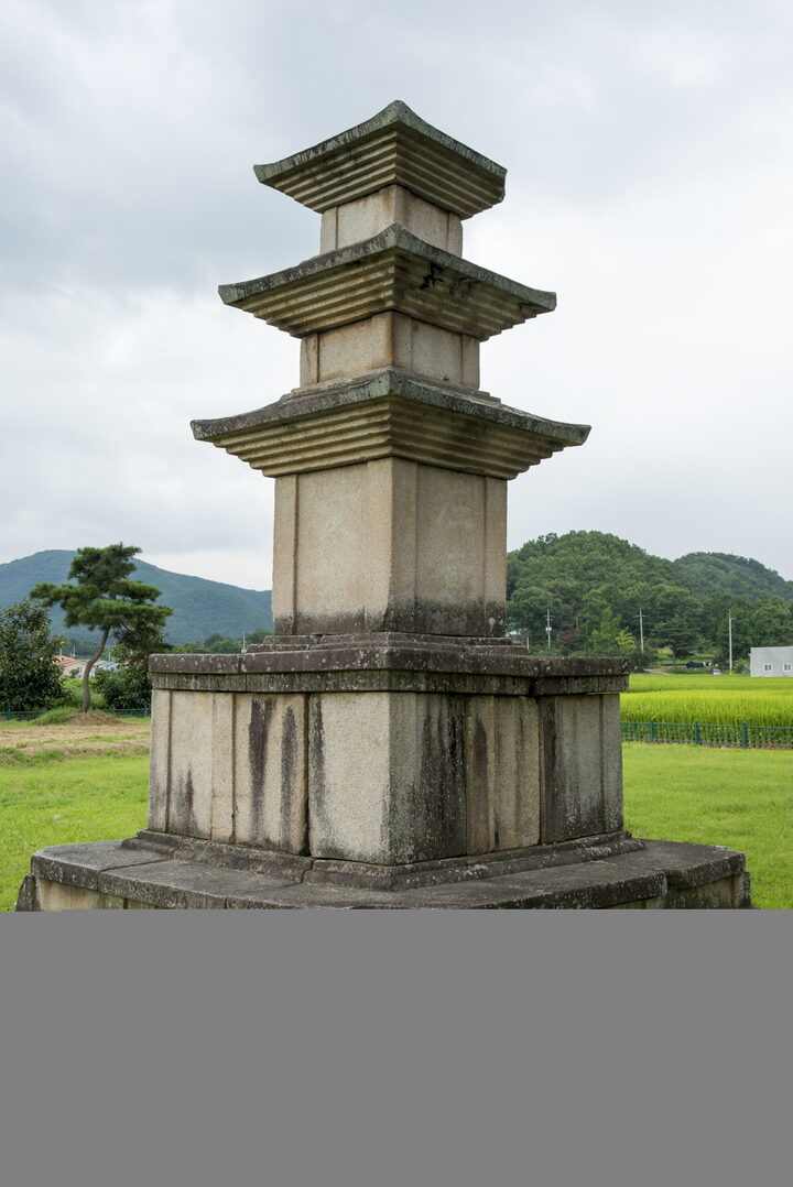 청도 봉기리 삼층석탑_전경1 (촬영년도 : 2015년)