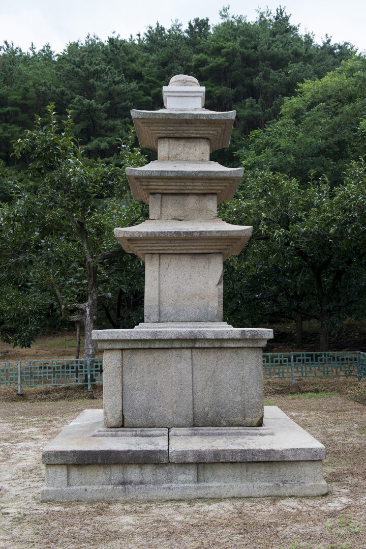 청도 장연사지 동·서 삼층석탑_동 삼층석탑 정면 (촬영년도 : 2015년)